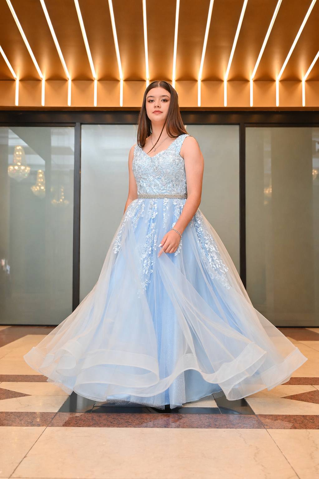 Vestido de 15 celeste con tirantes y escote en V, corset con apliques bordados, cinturón brillante y falda de tul en movimiento