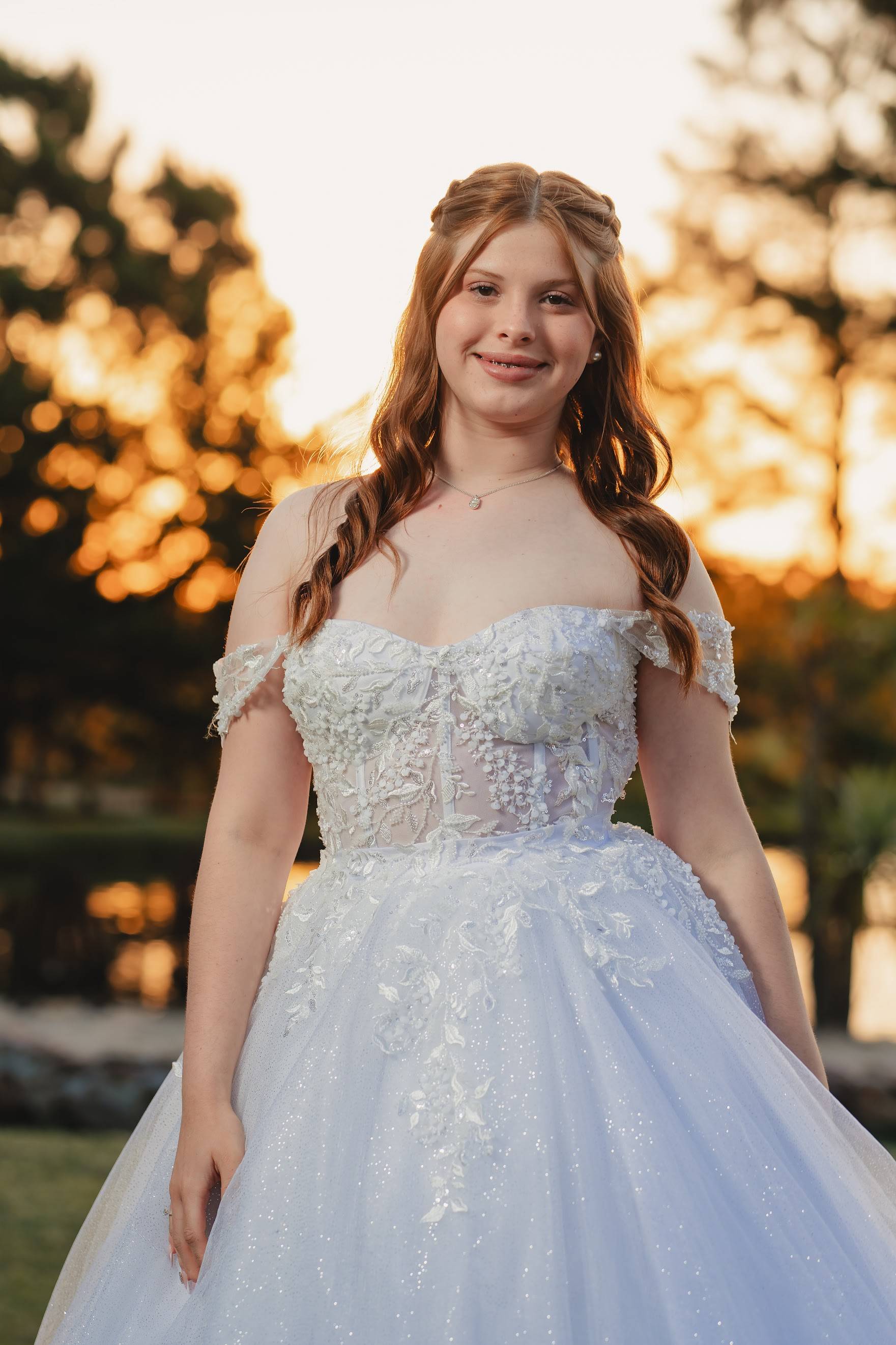 Vestido de 15 blanco de hombros caídos, corset bordado y falda de tul con apliques florales