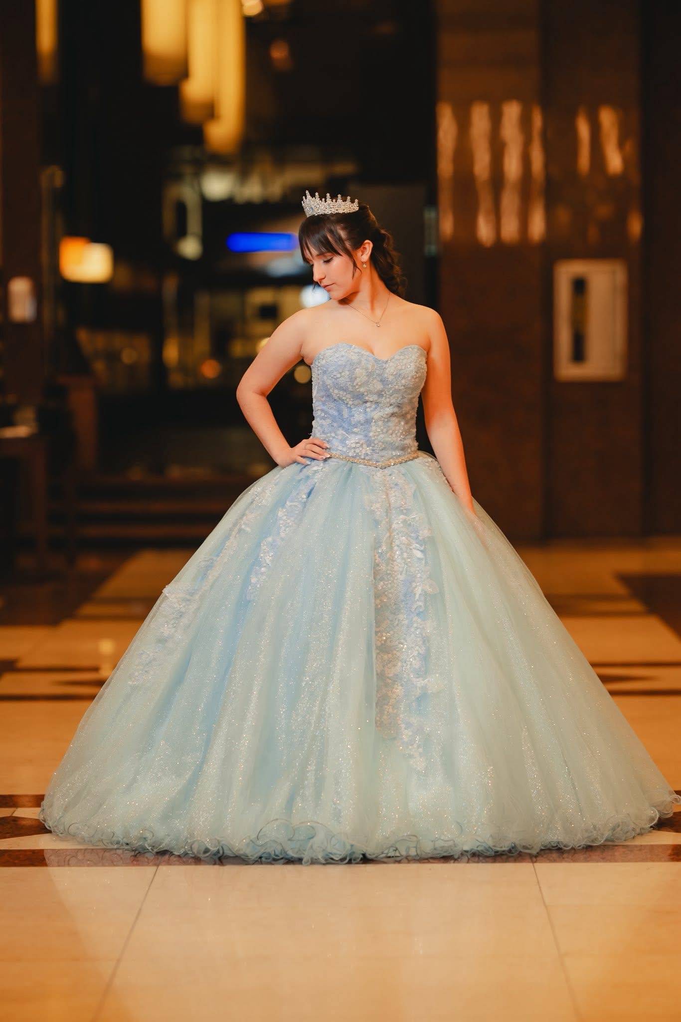 Vestido de 15 celeste sin tirantes, corset bordado y falda amplia de tul con apliques