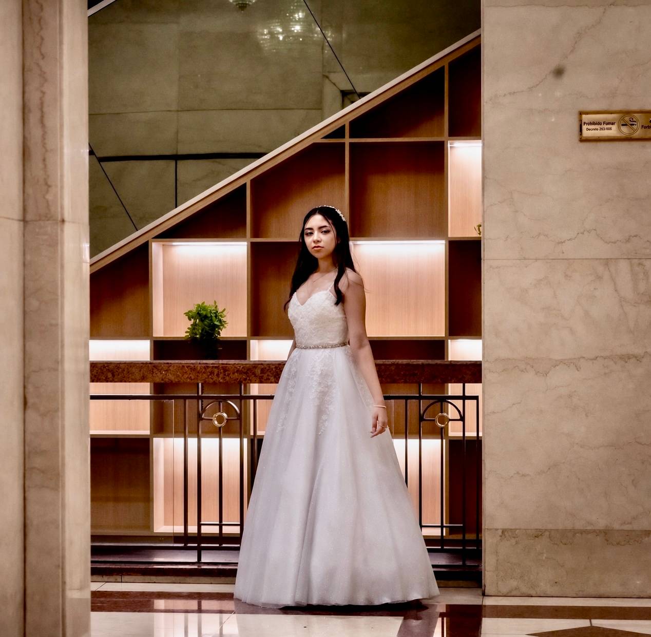 Vestido de 15 blanco con tirantes, escote corazón, cinturón brillante y falda de tul