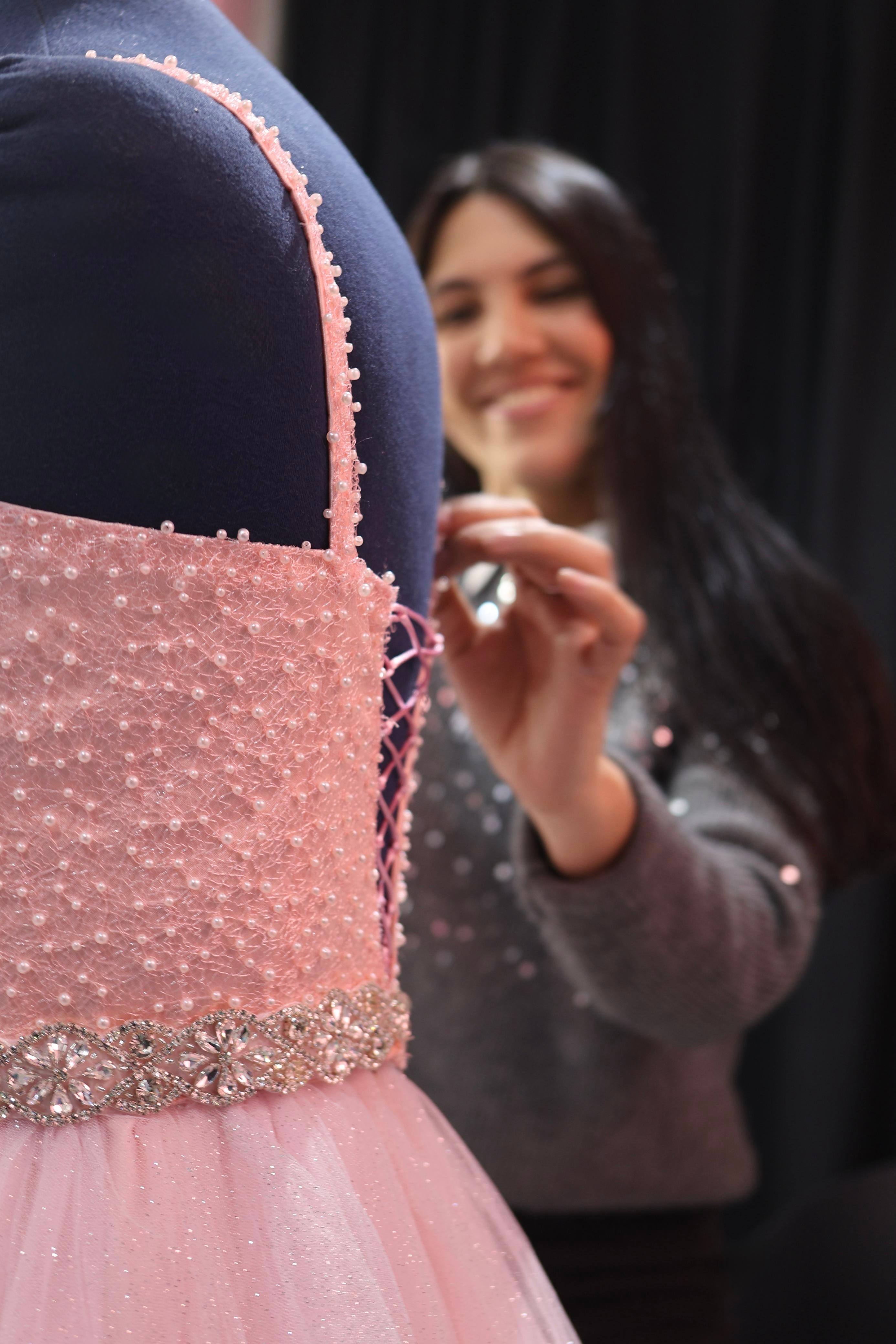 Carolina, modista y diseñadora de vestidos de quinceañera y novia en Montevideo, Uruguay — foto 2