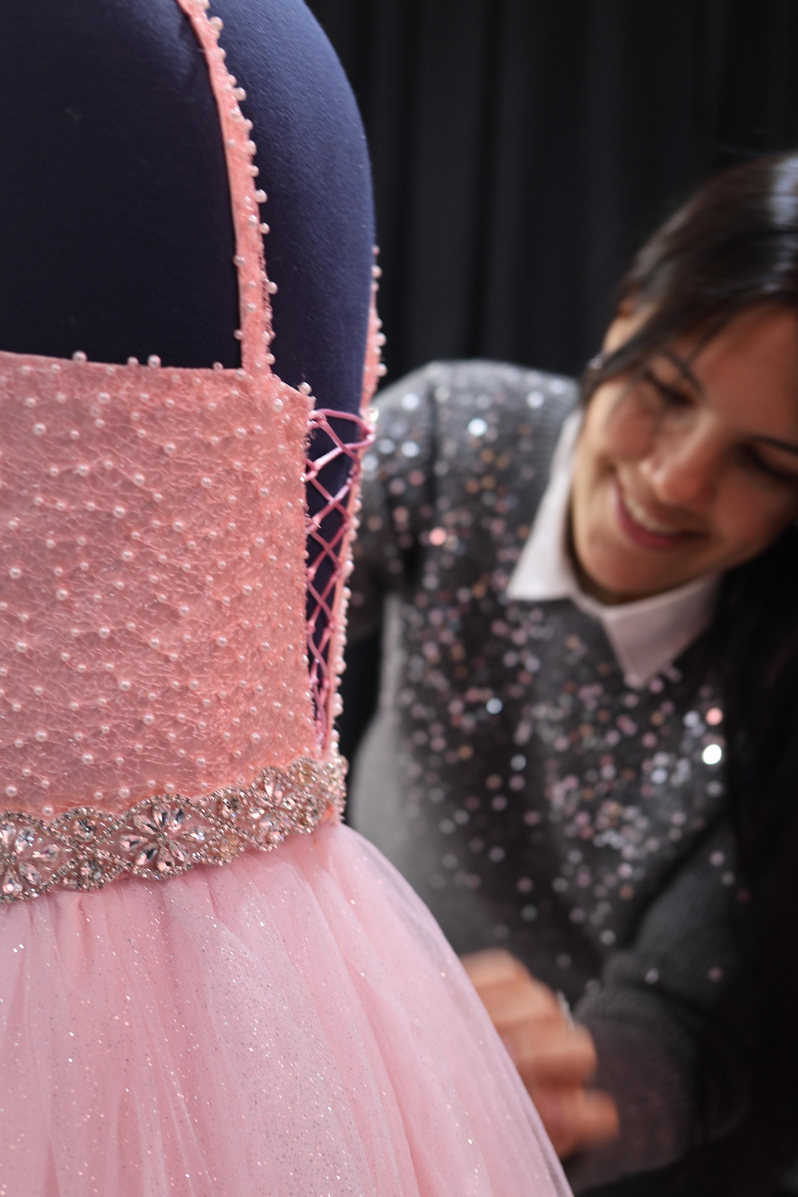 Carolina, modista y diseñadora de vestidos de quinceañera y novia en Montevideo, Uruguay — foto 3